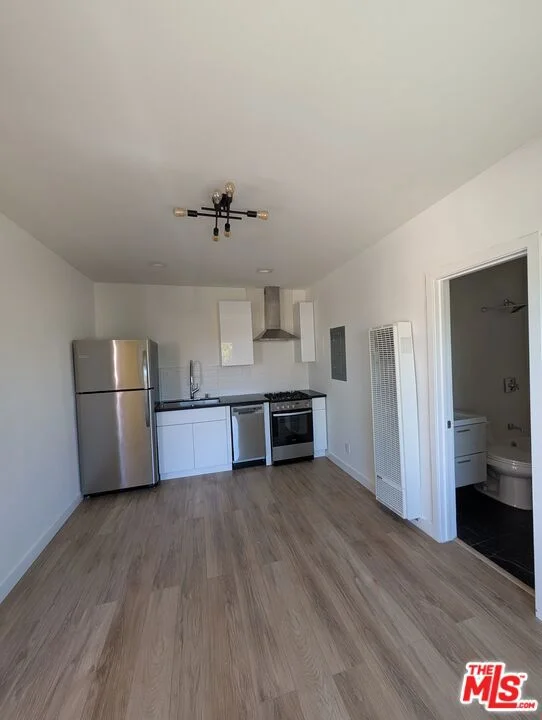 2626 Cloverfield Boulevard 10 photo 2