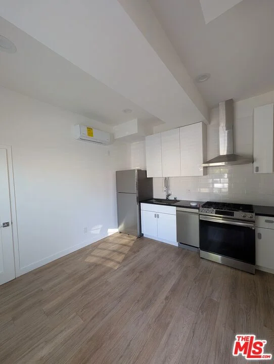 2626 Cloverfield Boulevard 12 photo 2