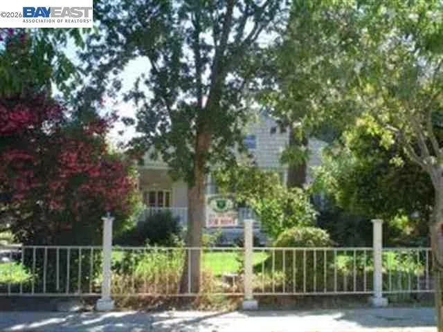 Photo 2 of 627 Rose Avenue