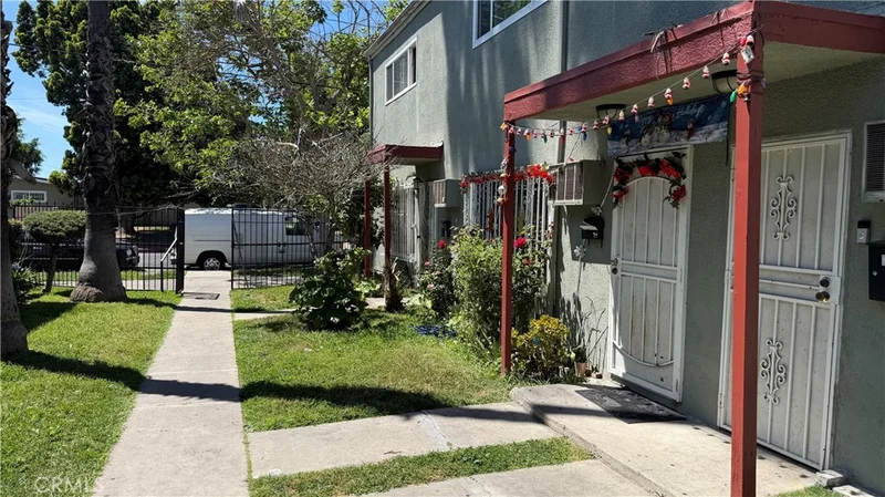 2101 S Pacific photo 2