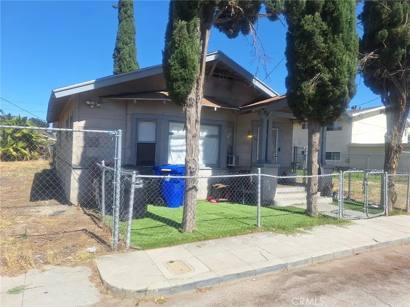 669 N Crescent photo 2