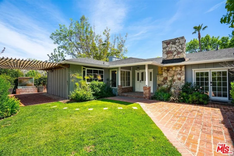 Photo 2 of 4645 Petit Avenue