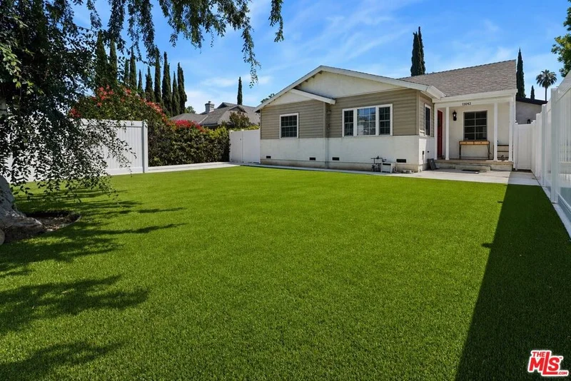 13842 Hamlin Street photo 2
