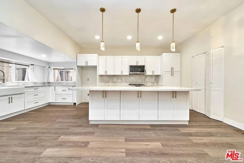 2619 Raymond, Los Angeles, CA 90007