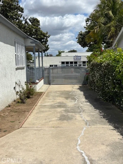 Photo 2 of 909 S Almansor S