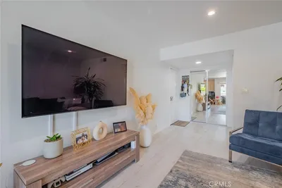 4487 Colbath Avenue 106 photo 2