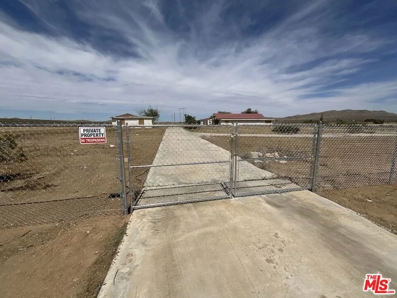 20715 Stoddard Wells Road photo 2