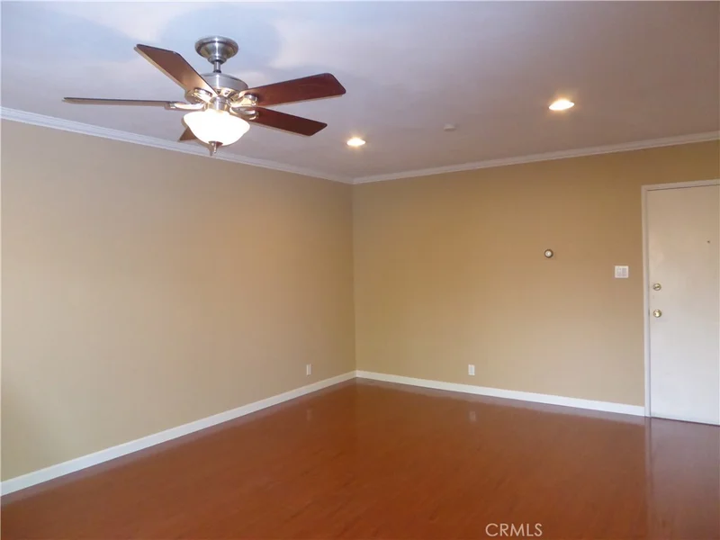 400 N ACACIA Avenue photo 2