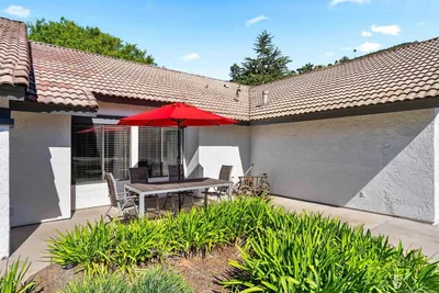 1717 Birchwood photo 2