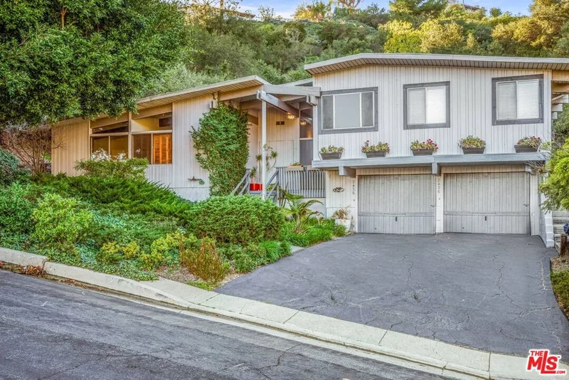 2436 Arbutus Drive photo 2