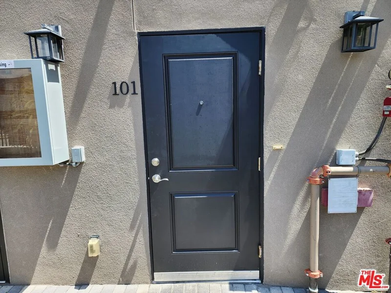 2726 S Cochran Avenue 101 photo 2