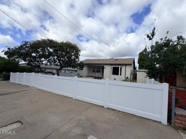 Photo 2 of 1835 N Oxford Avenue