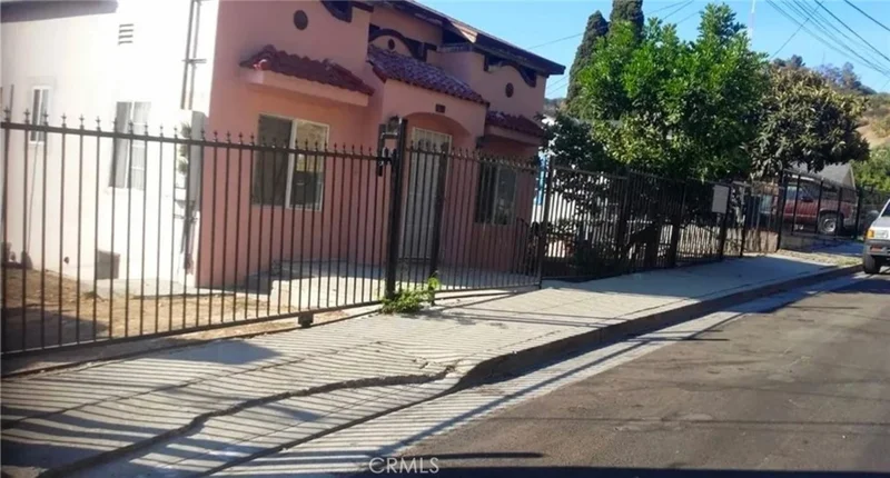523521 Clifton St photo 2