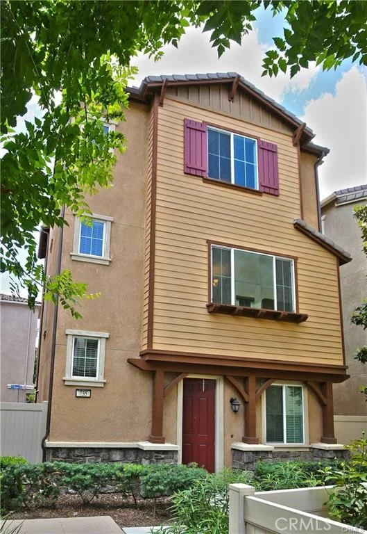 Photo 2 of 710 Banyan Way