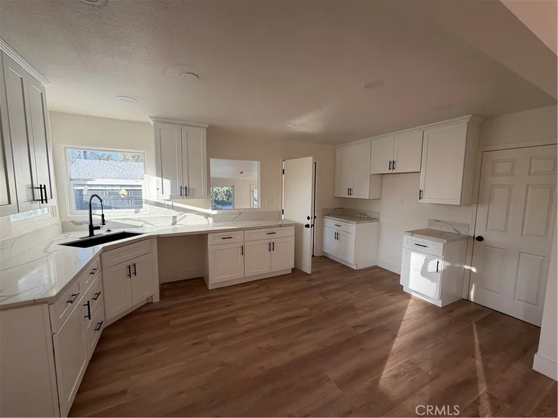 1275 W Marshall photo 2