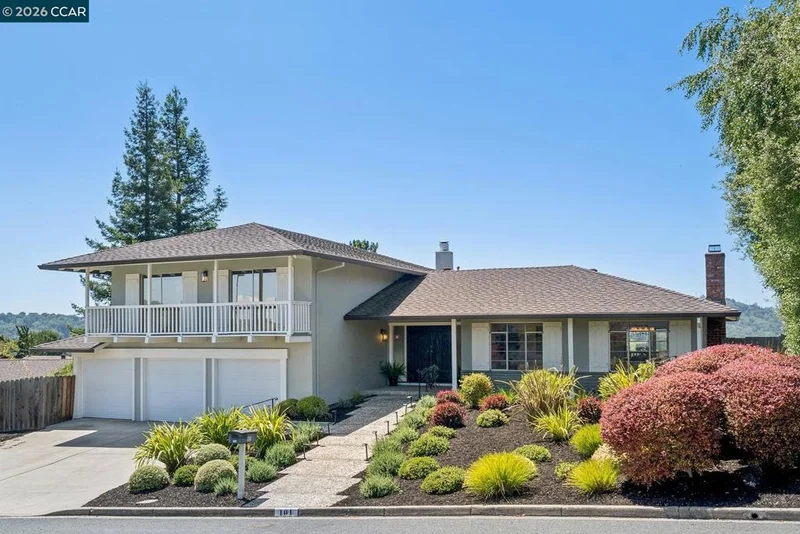 101 Warfield Dr, Moraga, CA 94556