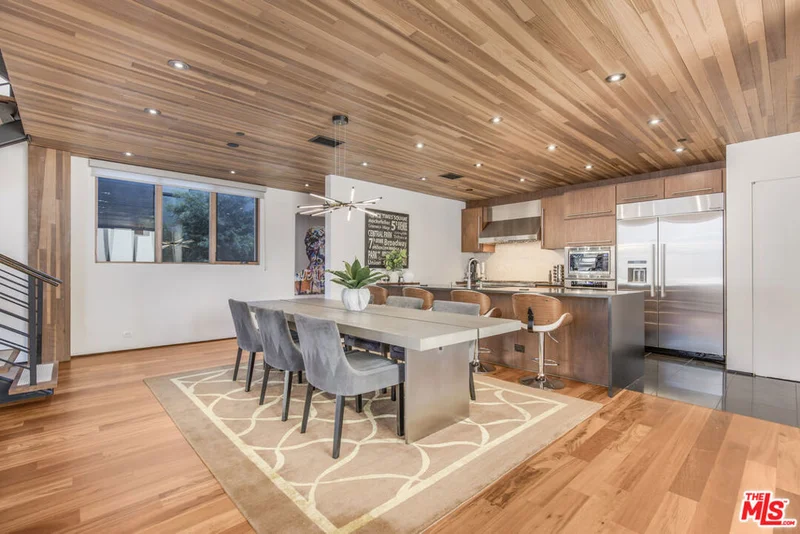 661 Broadway Street photo 2