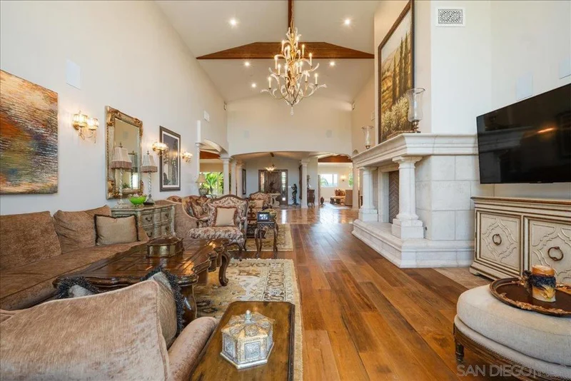 1015 Rachelle Way photo 2