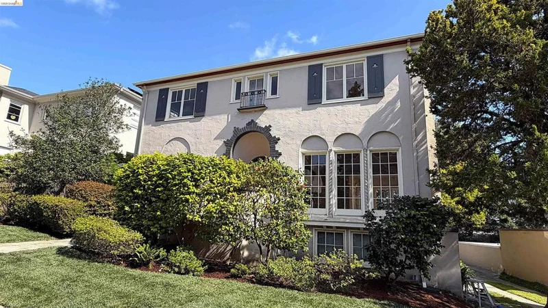 1021 Longridge Rd, Oakland, CA 94610