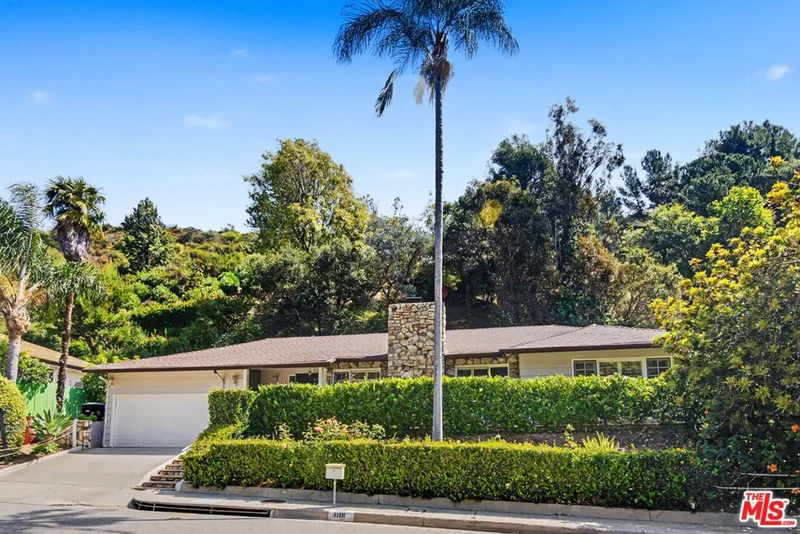 Photo 2 of 1118 Roscomare Road