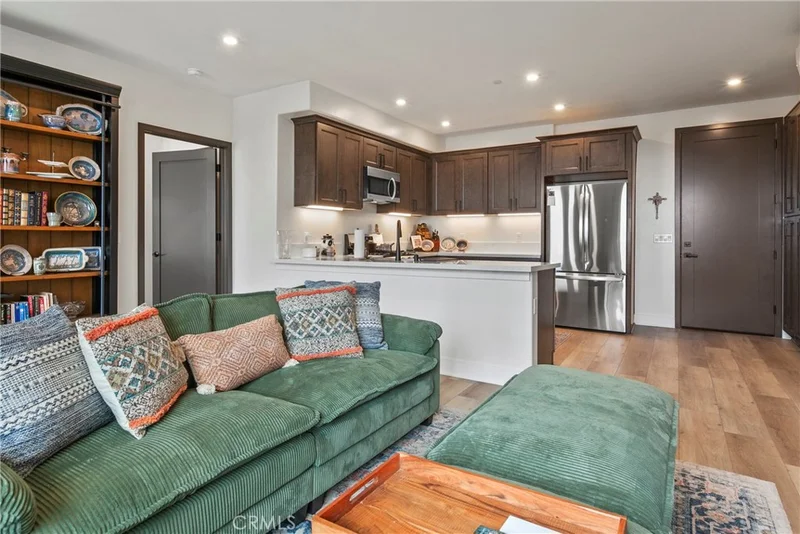 Photo 2 of 402 W Grand Ave 401