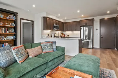 402 W Grand Ave 401 photo 2