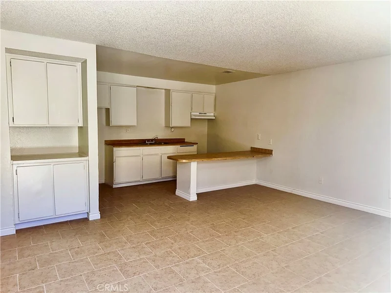 11661 11665 White Avenue photo 2