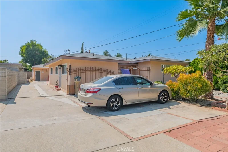 5033 Sultana Avenue B photo 2