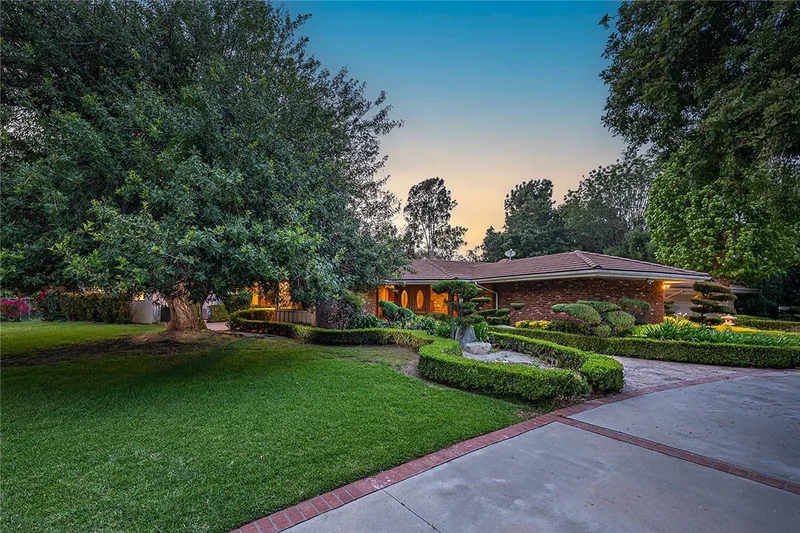 20827 E Mesarica Road photo 2