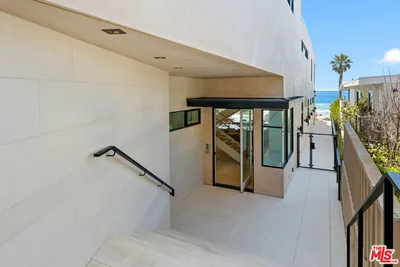 31224 Broad Beach Road photo 2