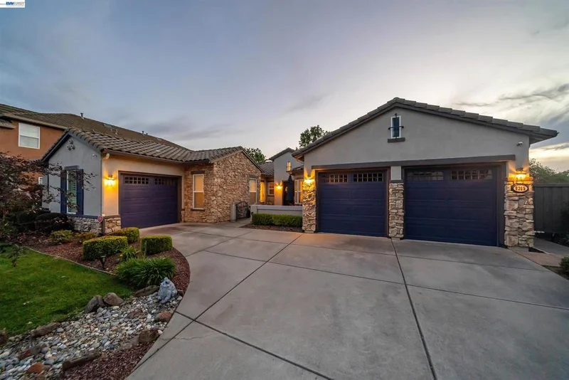 9385 Pinehurst Dr, Roseville, CA 95747