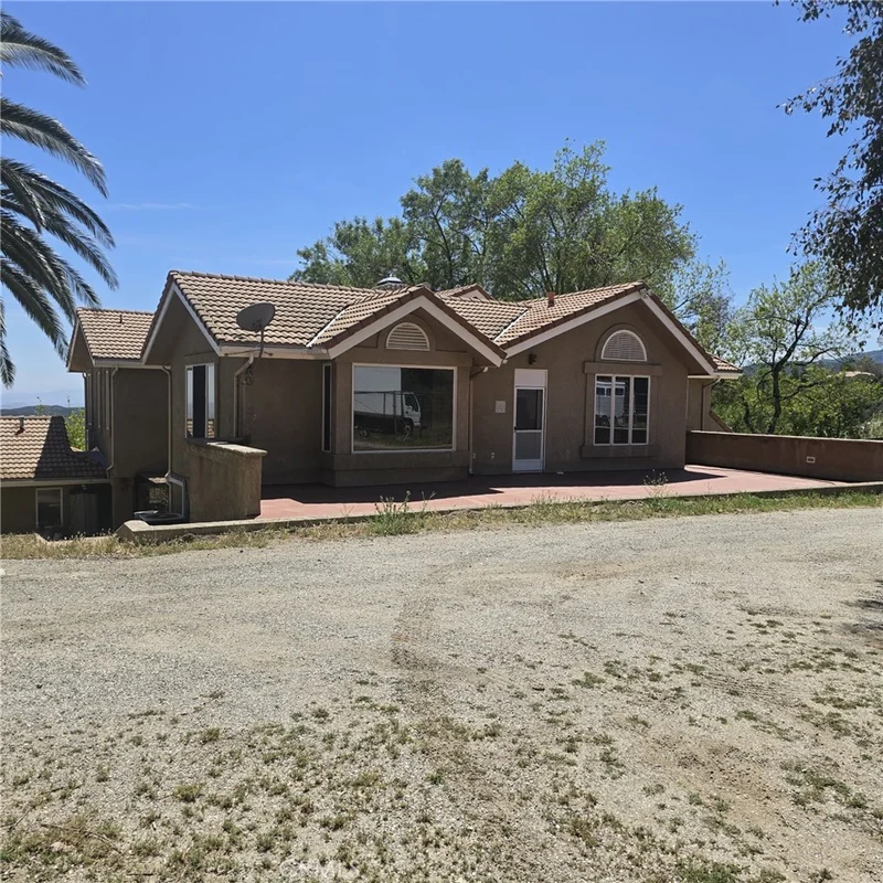 1015 Deercrest photo 2