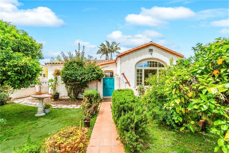 2835 Chestnut Avenue, Long Beach, CA 90806