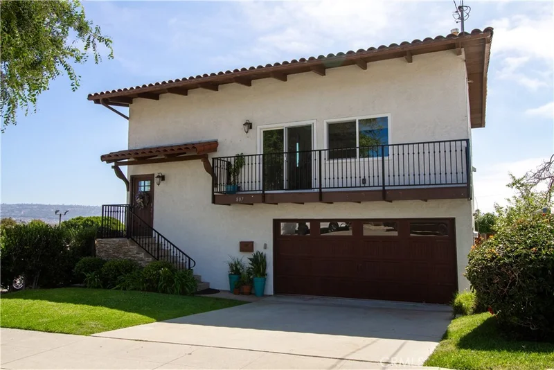 Photo 2 of 807 El Redondo Avenue