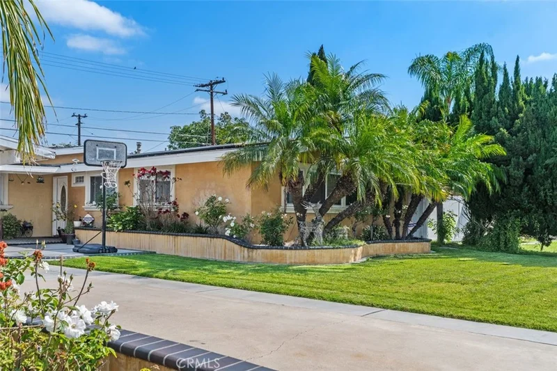 Photo 2 of 2113 W Niobe
