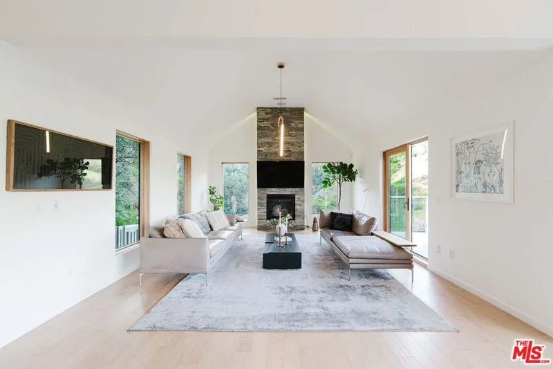 Photo 2 of 10110 Cielo Drive