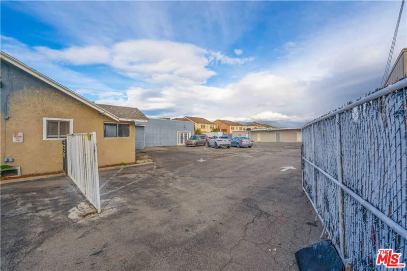 17606 Arrow Boulevard photo 2