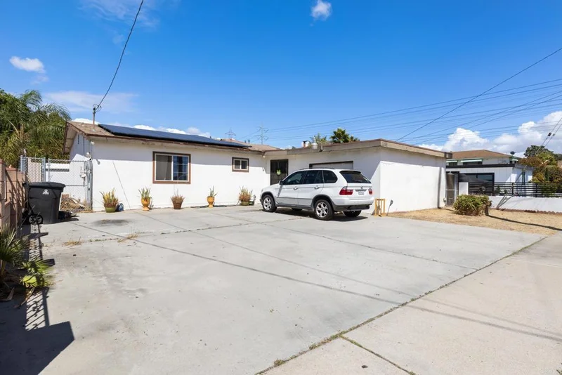 1385 Melrose photo 2