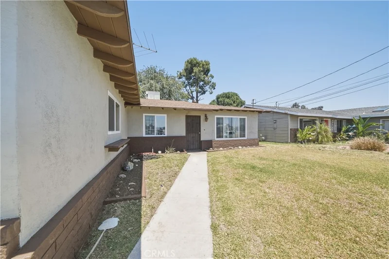 Photo 2 of 14732 Whittram