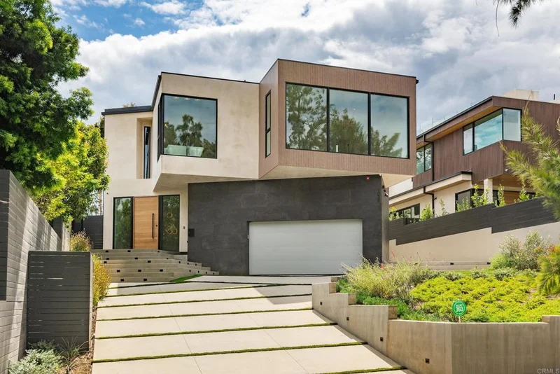 1030 Centinela photo 2