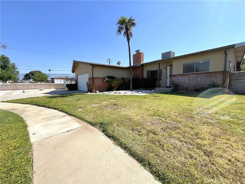 Photo 2 of 1579 N Clfford Avenue