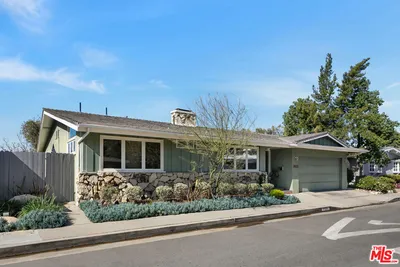 3823 Cody Road photo 2