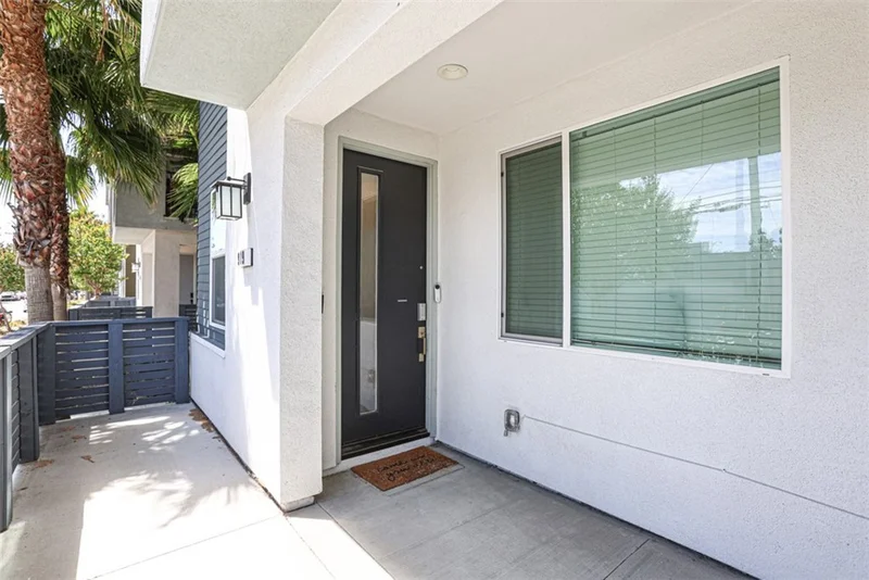 919 E 2nd photo 2