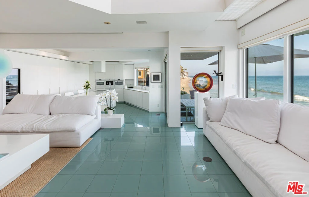 Interior 4