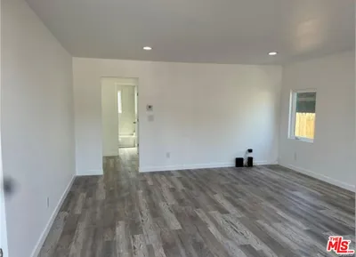 328 W Elm Street photo 2