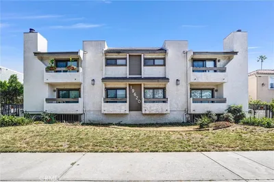 19620 Sherman Way 1 photo 2