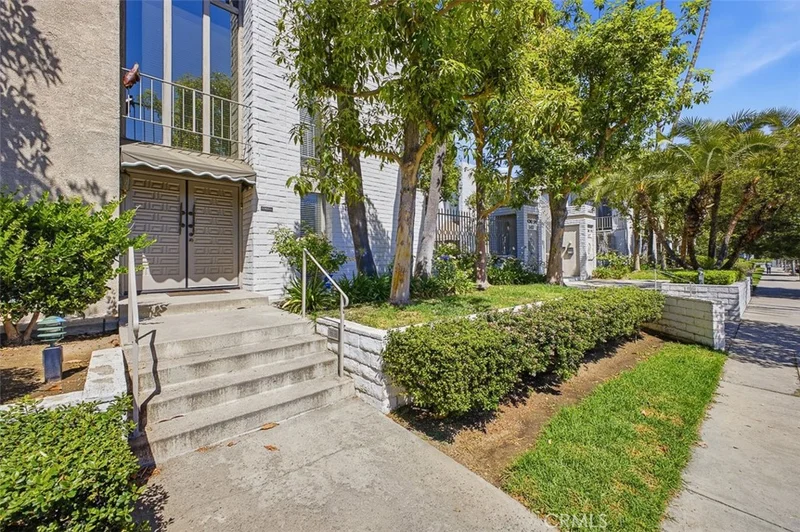 Photo 2 of 5305 White Oak Avenue D