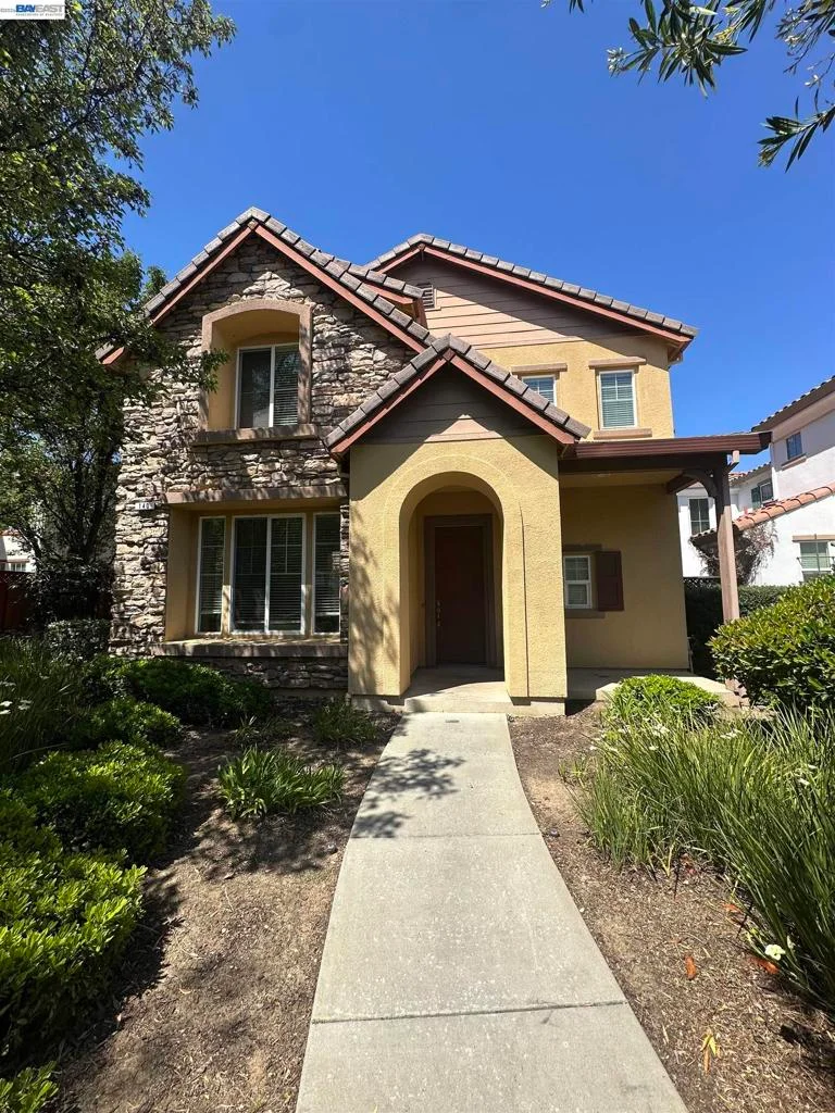 140 W Brilloso Ln