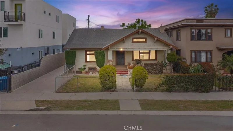 872 W 47th Street, Los Angeles, CA 90037