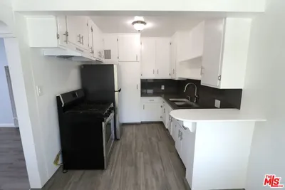 183 W Elmwood Avenue D photo 2
